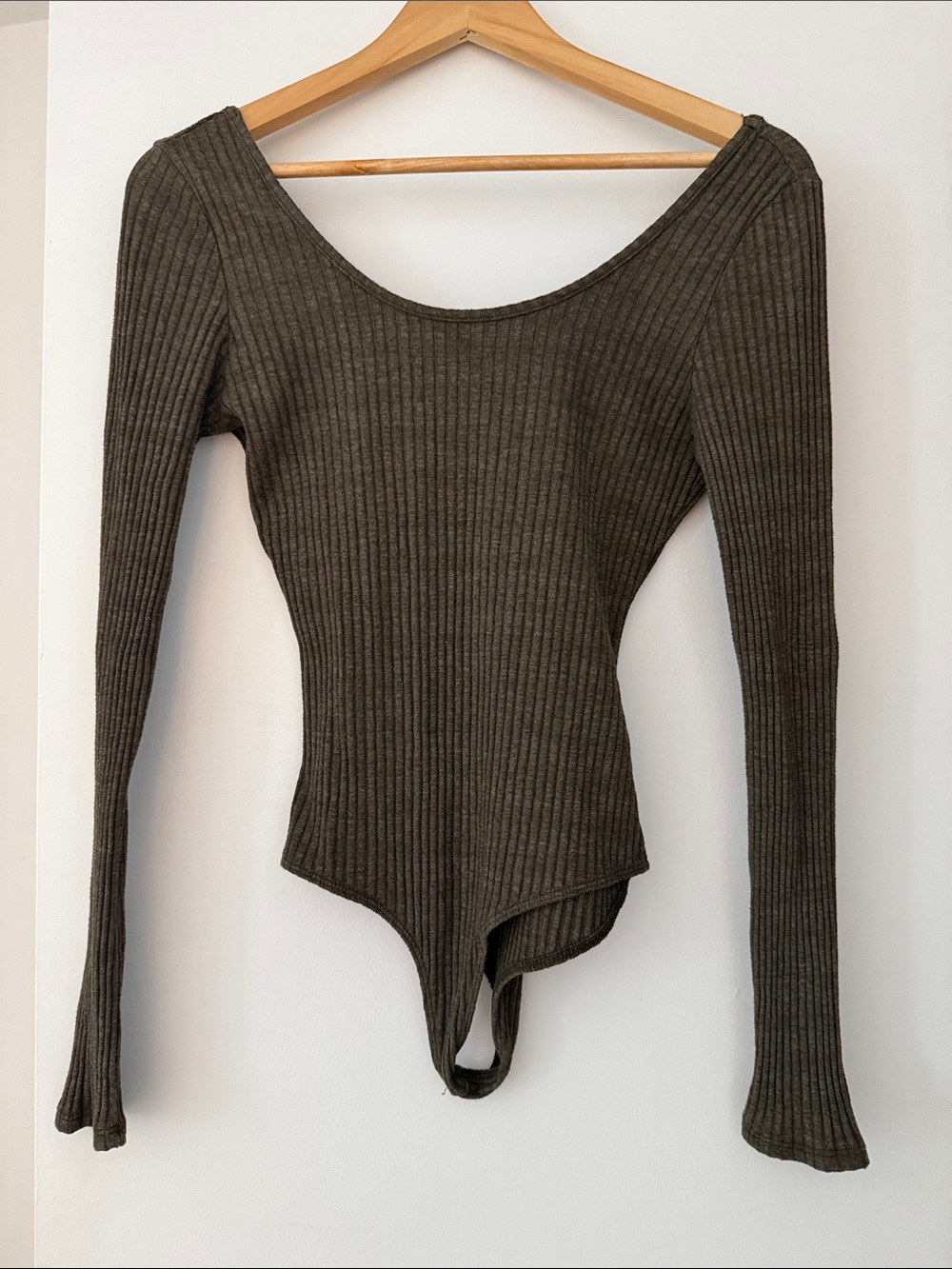 NYTT Ribbed Long-Sleeve Scoop Neck Bodysuit - Olive